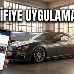 Araba modifiye uygulaması — garajda modifiyeli spor araç ve OtoCrew uygulaması açık telefon