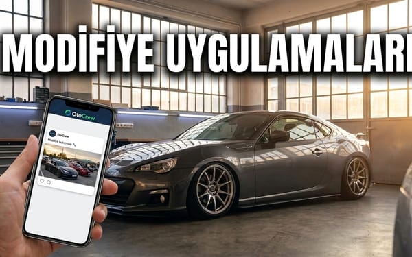 Araba modifiye uygulaması — garajda modifiyeli spor araç ve OtoCrew uygulaması açık telefon